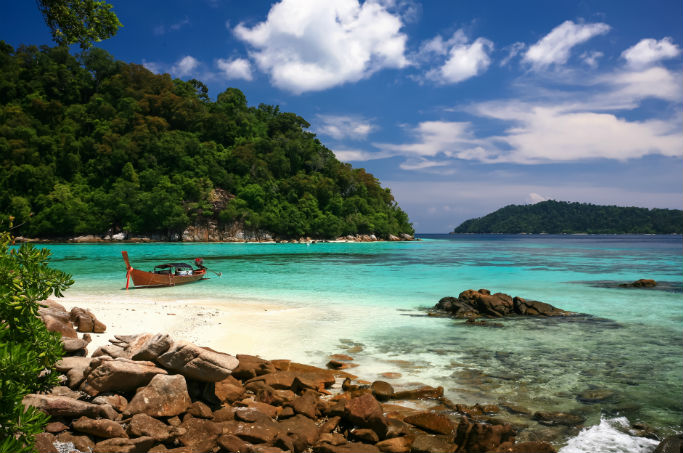 До острова и его райского пляжа можно добраться из Пак Барра, а с ноября по апрель также можно добраться на лодке с близлежащих крупных островов