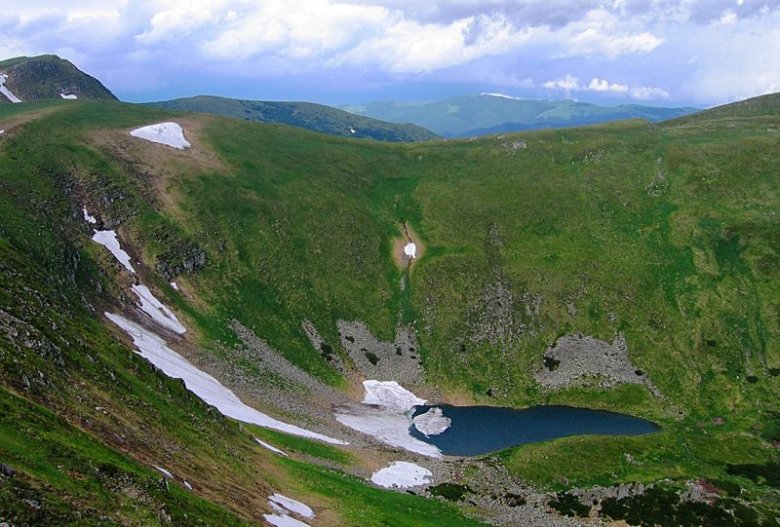 Необычное название озера переводится с румынского как «барвинок», отражая яркий цвет Карпатской жемчужины